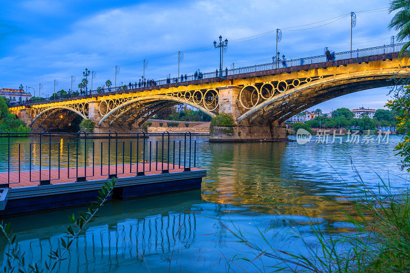 西班牙安达卢西亚塞维利亚日落时的Puente de Triana桥